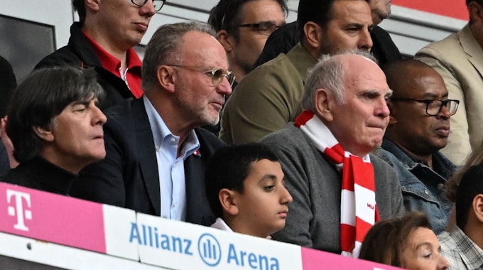 Ex-Bundestrainer Joachim Löw (l-r), Ex-Vorstandsvorsitzender von München Karl-Heinz Rummenigge und Uli Hoeneß, Ehrenpräsident von München beim FC Bayern auf der Tribüne.