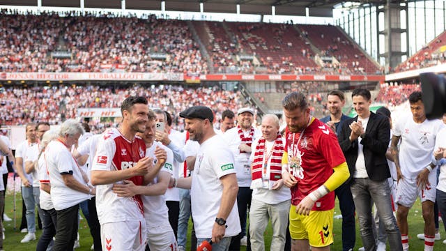 Jonas Hector (l.) und Timo Horn (r.) nahmen am Samstag Abschied vom 1. FC Köln, Trainer Steffen Baumgart ergriff das Wort.