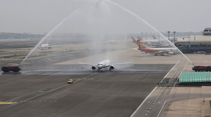 Wasserfontäne zur Begrüßung in Peking: Ankunft der C919 am Samstag in der chinesischen Hauptstadt.