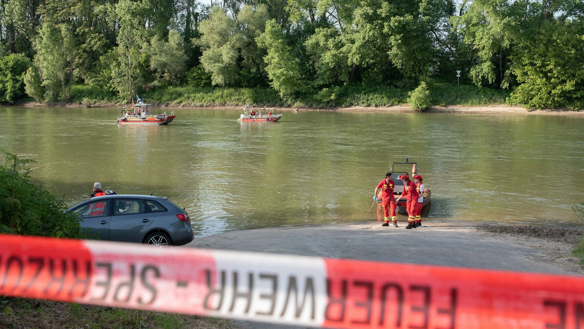 Wasserwacht, Feuerwehr und Rettungsdienste suchen nach zwei Vermissten.
