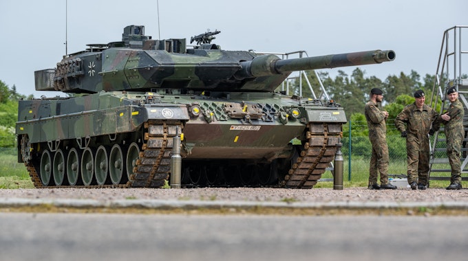Ein Kampfpanzer vom Typ Leopard II A6 des Panzerbatallions 104 steht in der Oberpfalzkaserne. (Symbolbild)