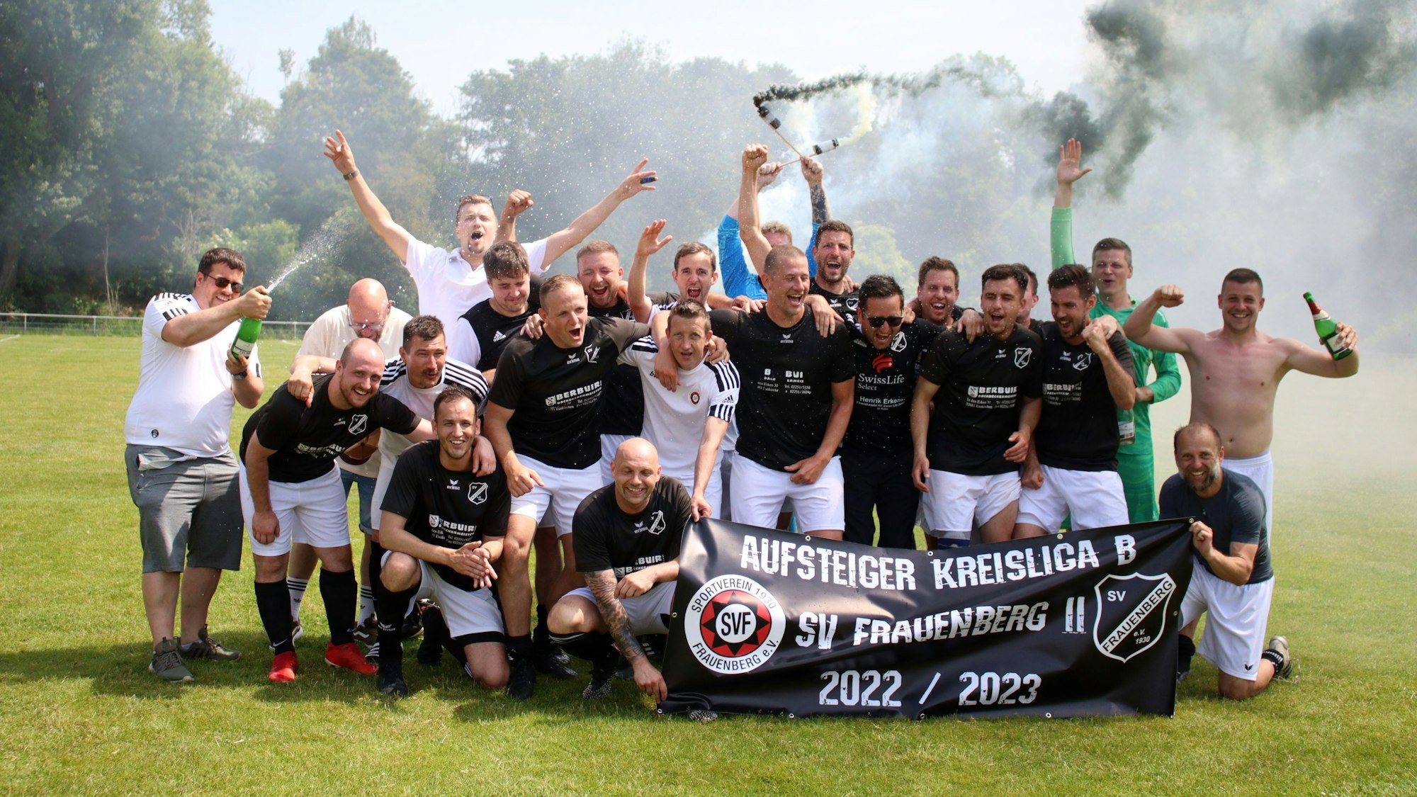 Der SV Frauenberg II feiert gemeinsam den Aufstieg.