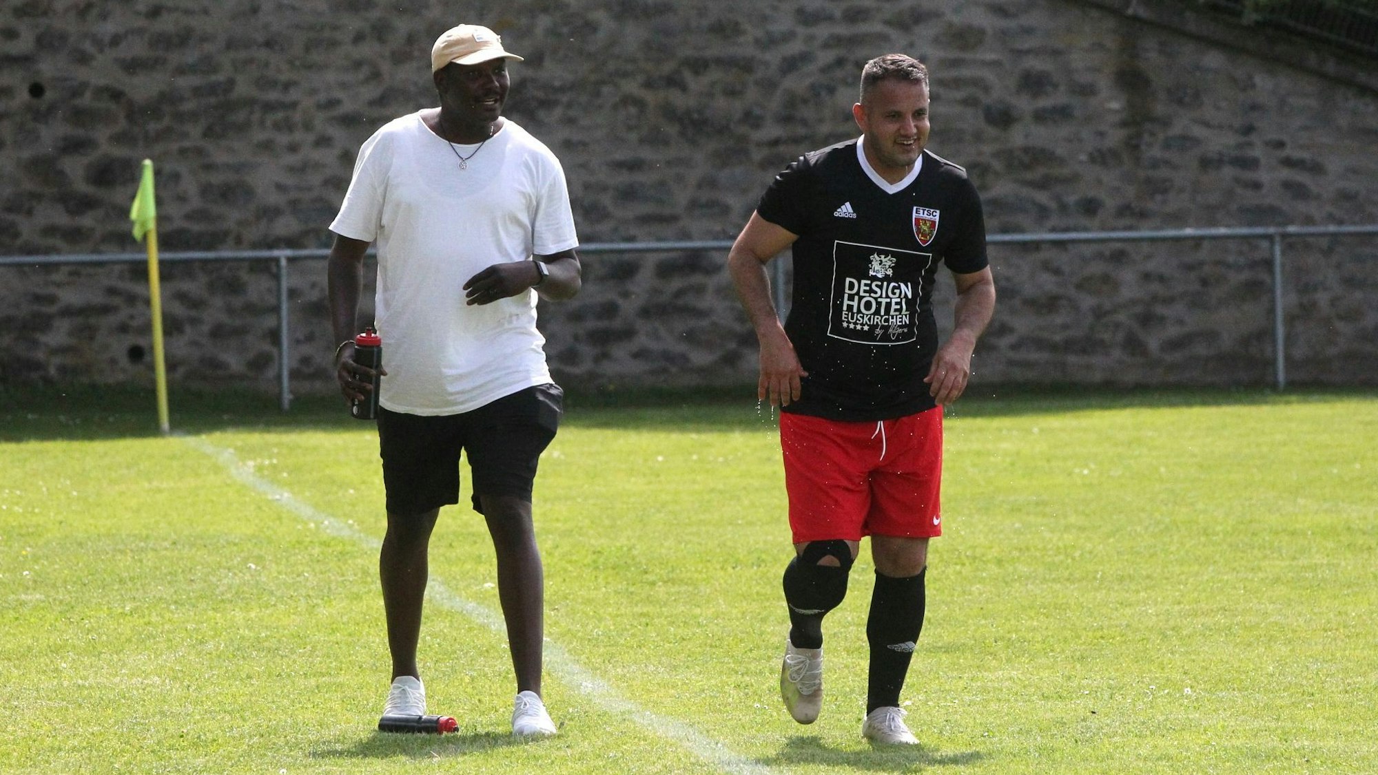 Trainer Aly Badara Touré und Doppeltorschütze Mirco Gernand freuen sich am Spielfeldrand.