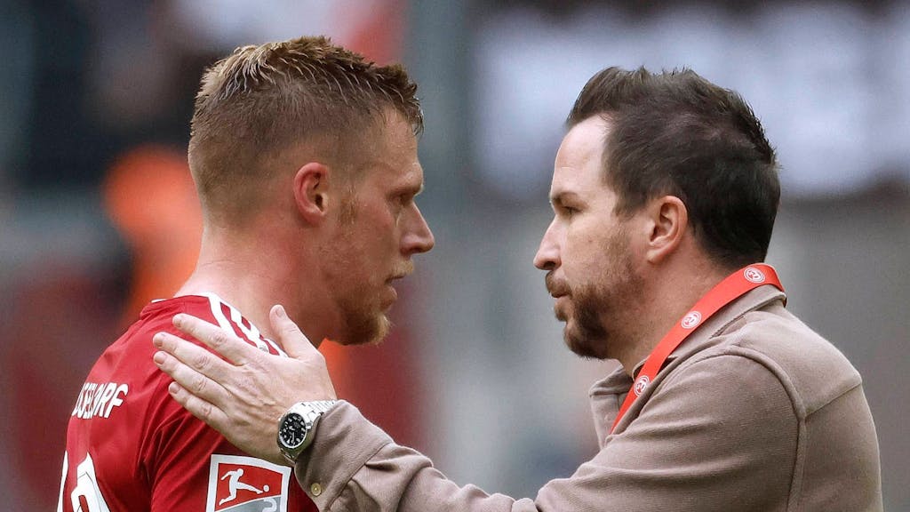 Fortuna Düsseldorfs Sportdirektor Christian Weber herzt Rouwen Hennings nach dem Spiel gegen den FC St. Pauli.