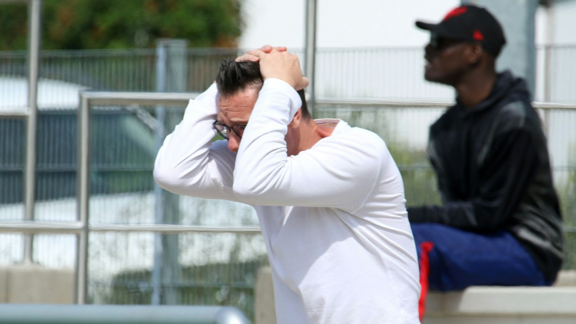 Sötenichs Sportchef Uwe Metternich schlägt die Hände über dem Kopf zusammen.