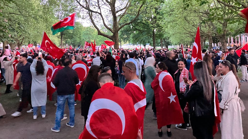 In Deutschland lebende Türkinnen und Türken feiern den Wahlausgang.