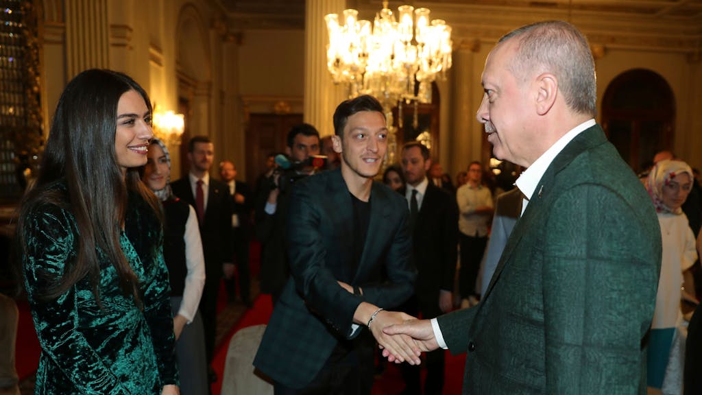Recep Tayyip Erdogan (rechts) begrüßte im Mai 2019 Ex-Nationalspieler Mesut Özil (M) und seine Verlobte Amine Gulse (l.), vor einem Iftar, einem Mahl am Abend während des muslimischen Fastenmonats Ramadan.