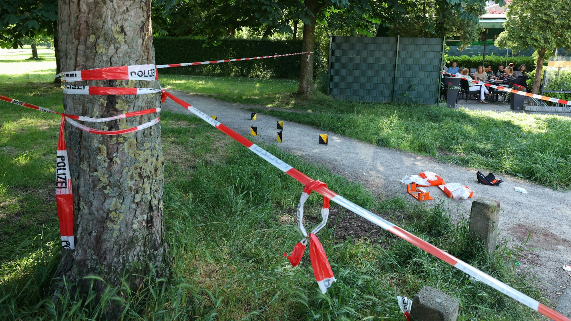Der Tatort am Böcking-Park ist mit Polizeibändern abgesperrt.