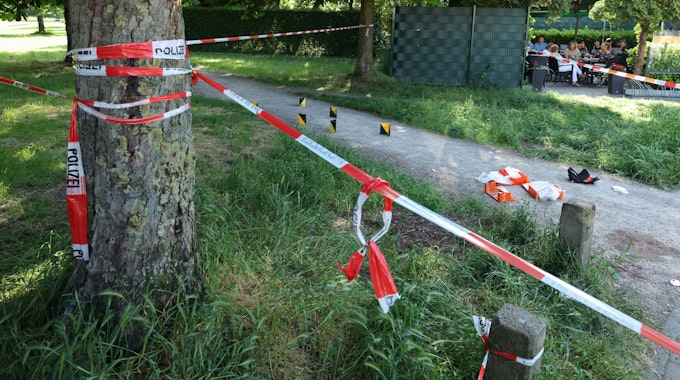 Der Tatort am Böcking-Park ist mit Polizeibändern abgesperrt.