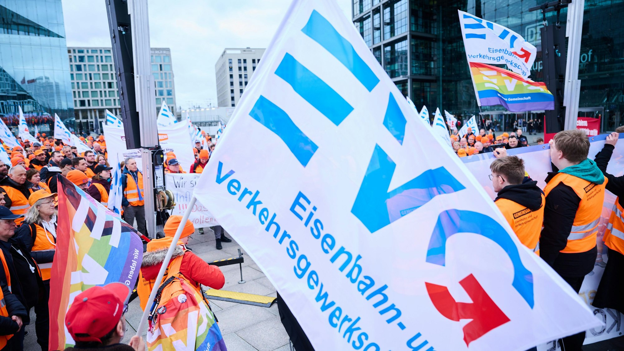 Demonstrierende der Eisenbahn- und Verkehrsgewerkschaft (EVG) protestieren Mitte März in Berlin. Seit Monaten herrscht der Tarifstreit, nun soll es neue Verhandlungsrunden geben, aber auch neue Streiks sind nicht ausgeschlossen.