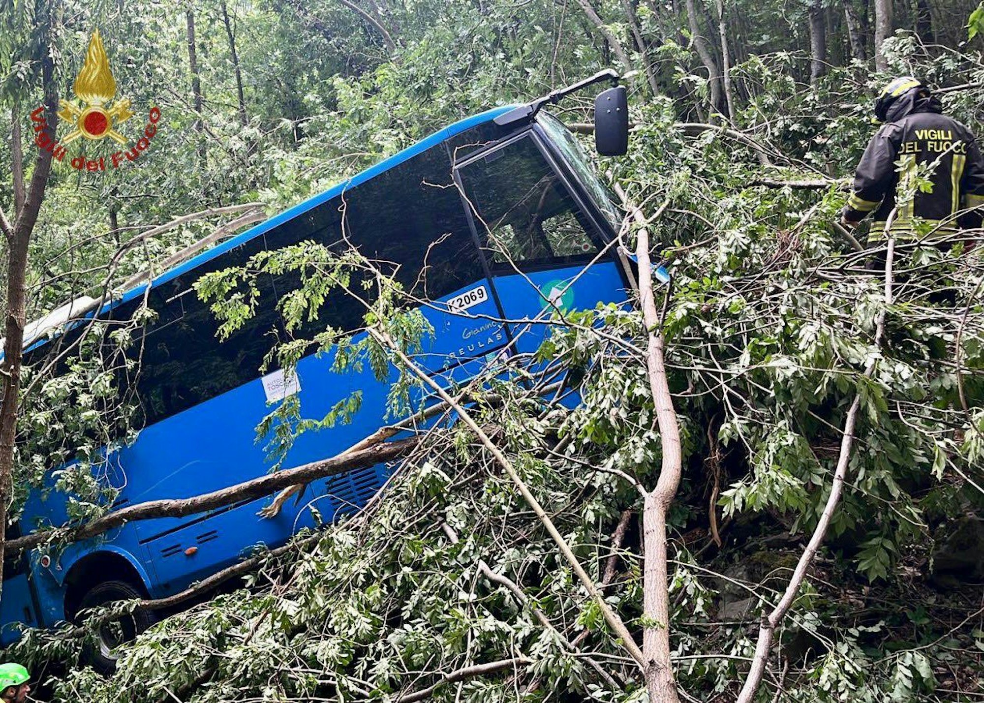 Italien, Massa Carrara: Bei einem Busunfall in Italien sind mindestens drei Menschen verletzt worden, darunter zwei Schüler.