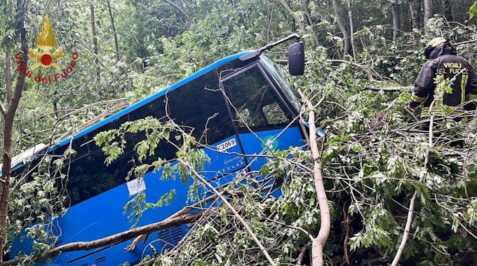 Italien, Massa Carrara: Bei einem Busunfall in Italien sind mindestens drei Menschen verletzt worden, darunter zwei Schüler.&nbsp;