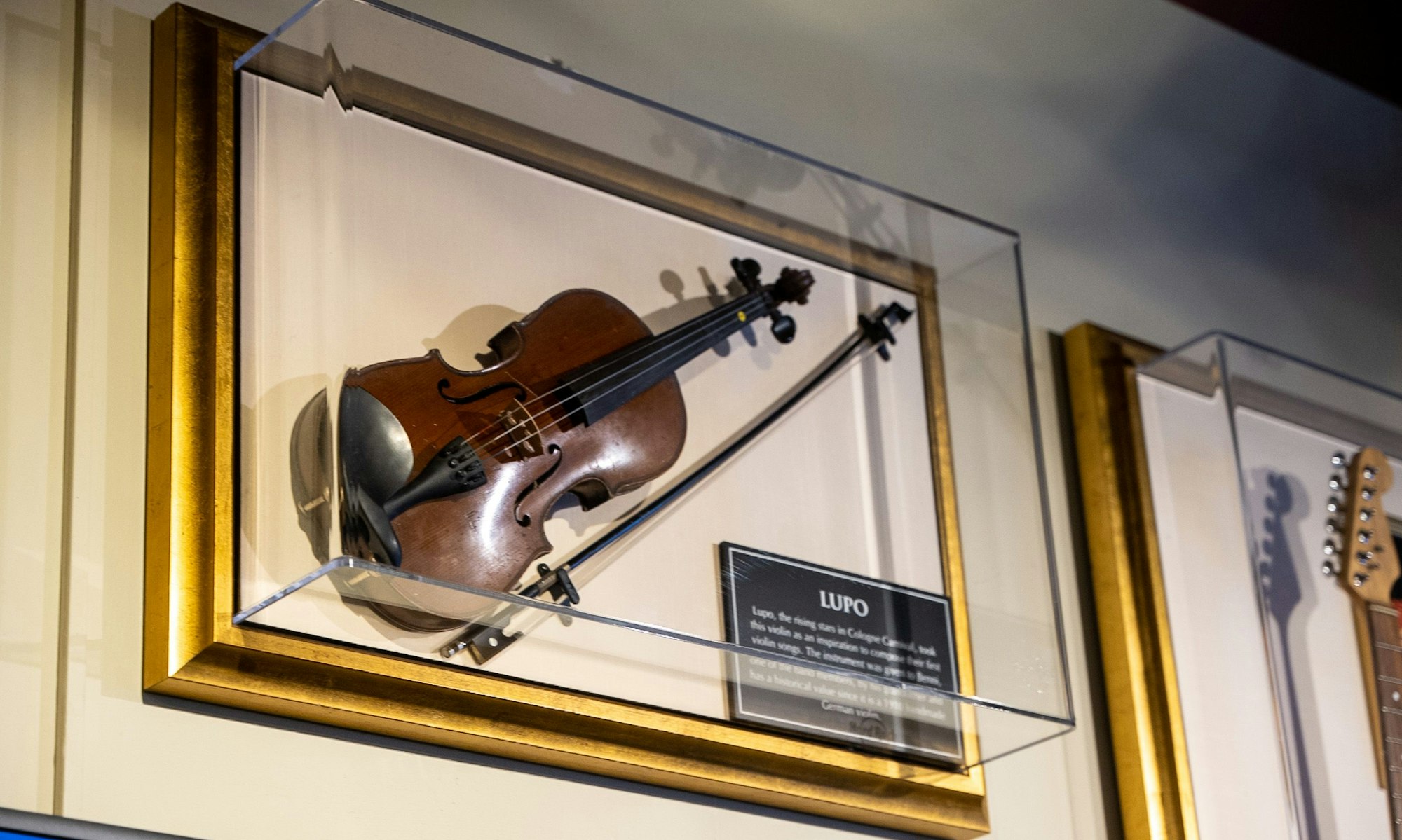 Auch von kölschen Musikern gibt es Ausstellungsstücke im Hard Rock Cafe, hier etwa eine Geige von der kölschen Band Lupo.