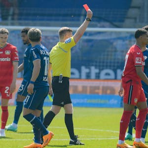 Amine Adli bekommt im Spiel gegen Bochum die rote Karte.