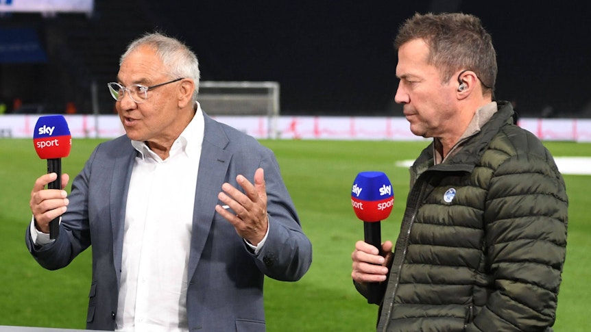 Der ehemalige Bayern-München-Trainer Felix Magath (l.) und Bayern-Legende Lothar Matthäus (r.), hier zu sehen am 7. Mai 2022 in Berlin, während einer Sendung des TV-Senders Sky. Beide halten jeweils ein Mikrofon in der Hand.