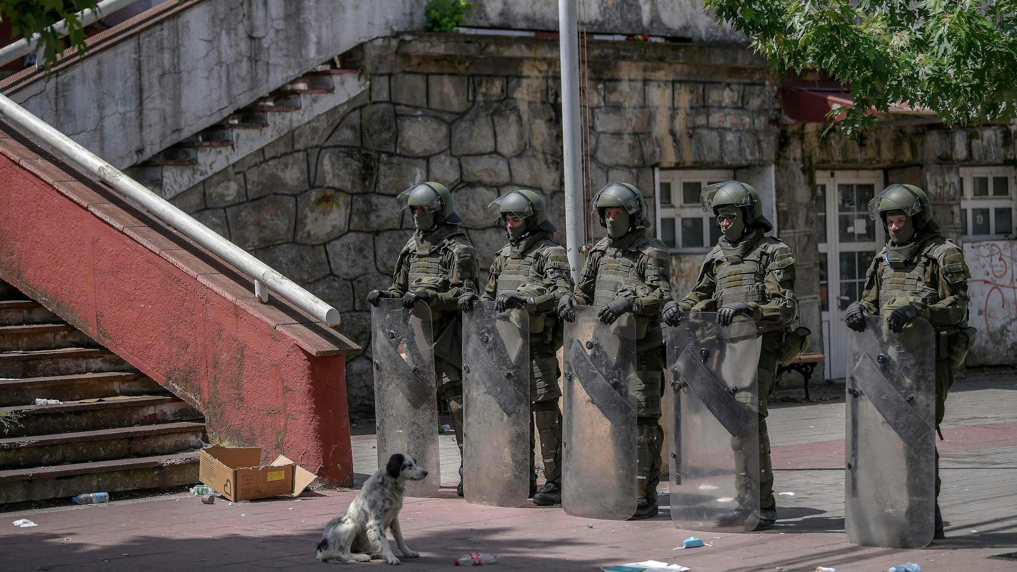 Soldaten der Nato sichern das Gebiet bei Zvecan.