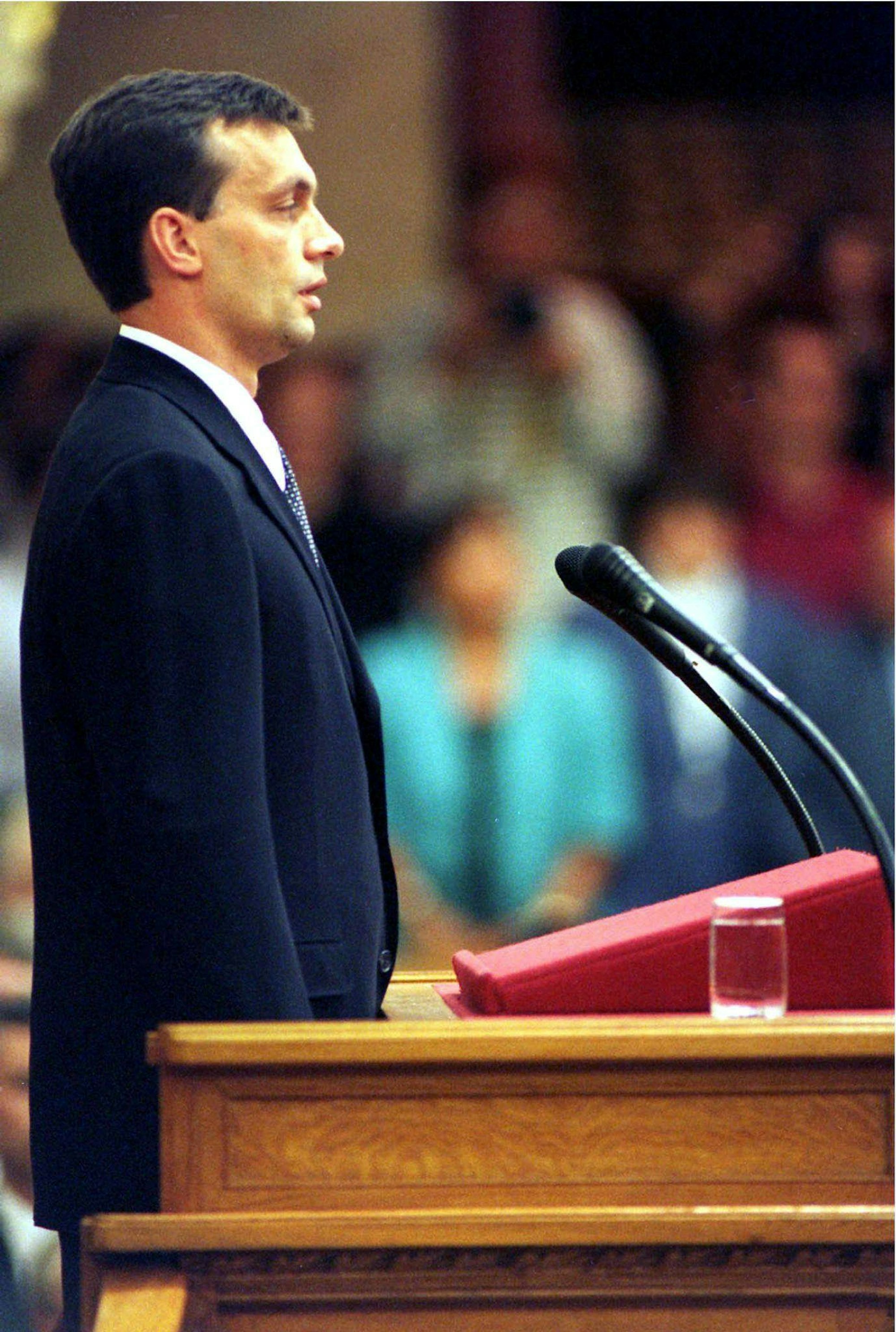Der 6. Juni 1998 in Budapest: Viktor Orbán, neu gewählter Ministerpräsident und Vorsitzender der rechtsgerichteten Partei Fidesz, legt im ungarischen Parlament den Amtseid ab.