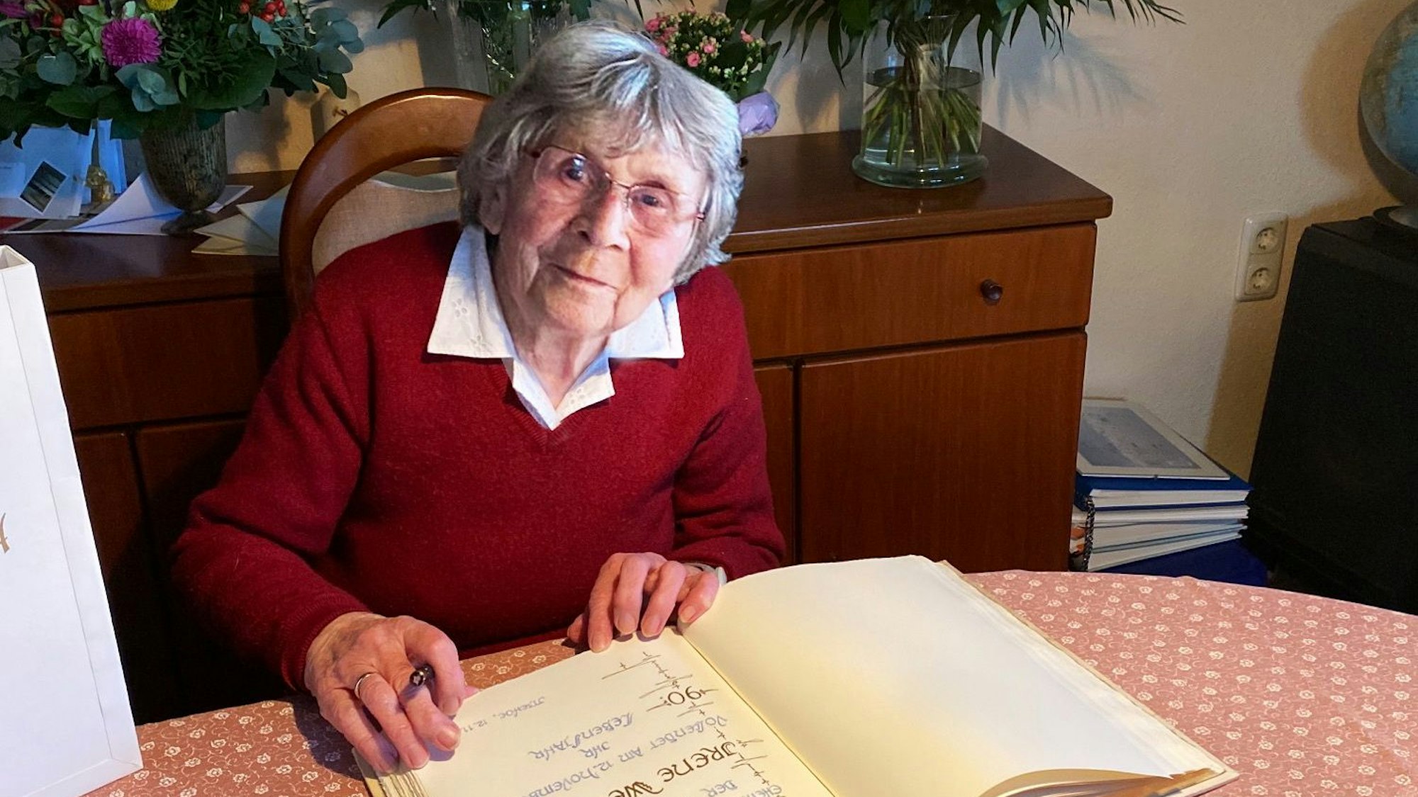 Die einstige Brühler Bürgermeisterin Irene Westphal trug sich ins goldene Buch der Stadt ein.