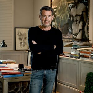 Kai Diekmann, ehemaliger Chefredakteur der „Bild“-Zeitung, lehnt in seinem Haus an seinem Schreibtisch.