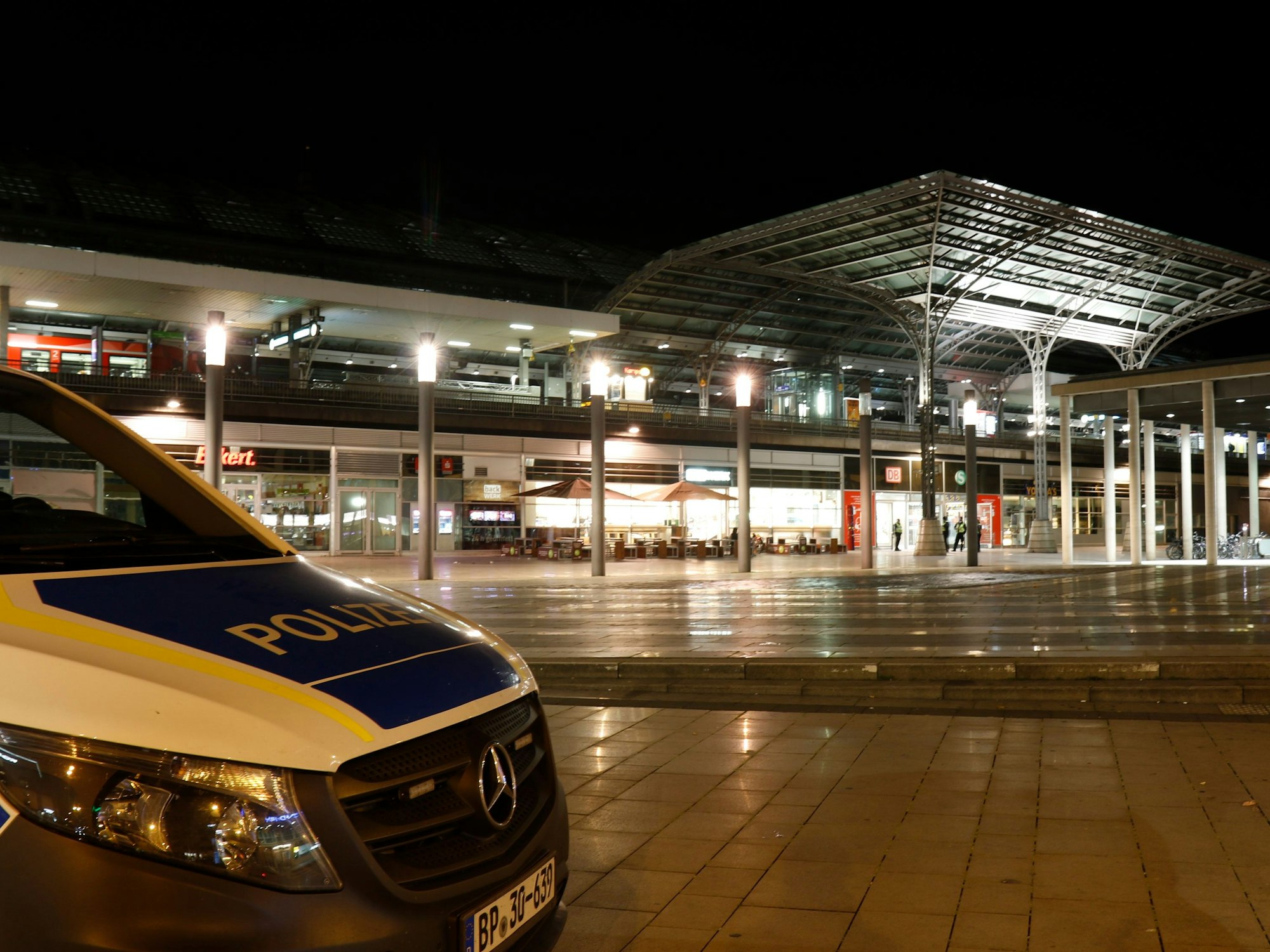 Am Breslauer Platz ist die Hauptwache der Bundespolizei die für den Hauptbahnhof verantwortlich ist.