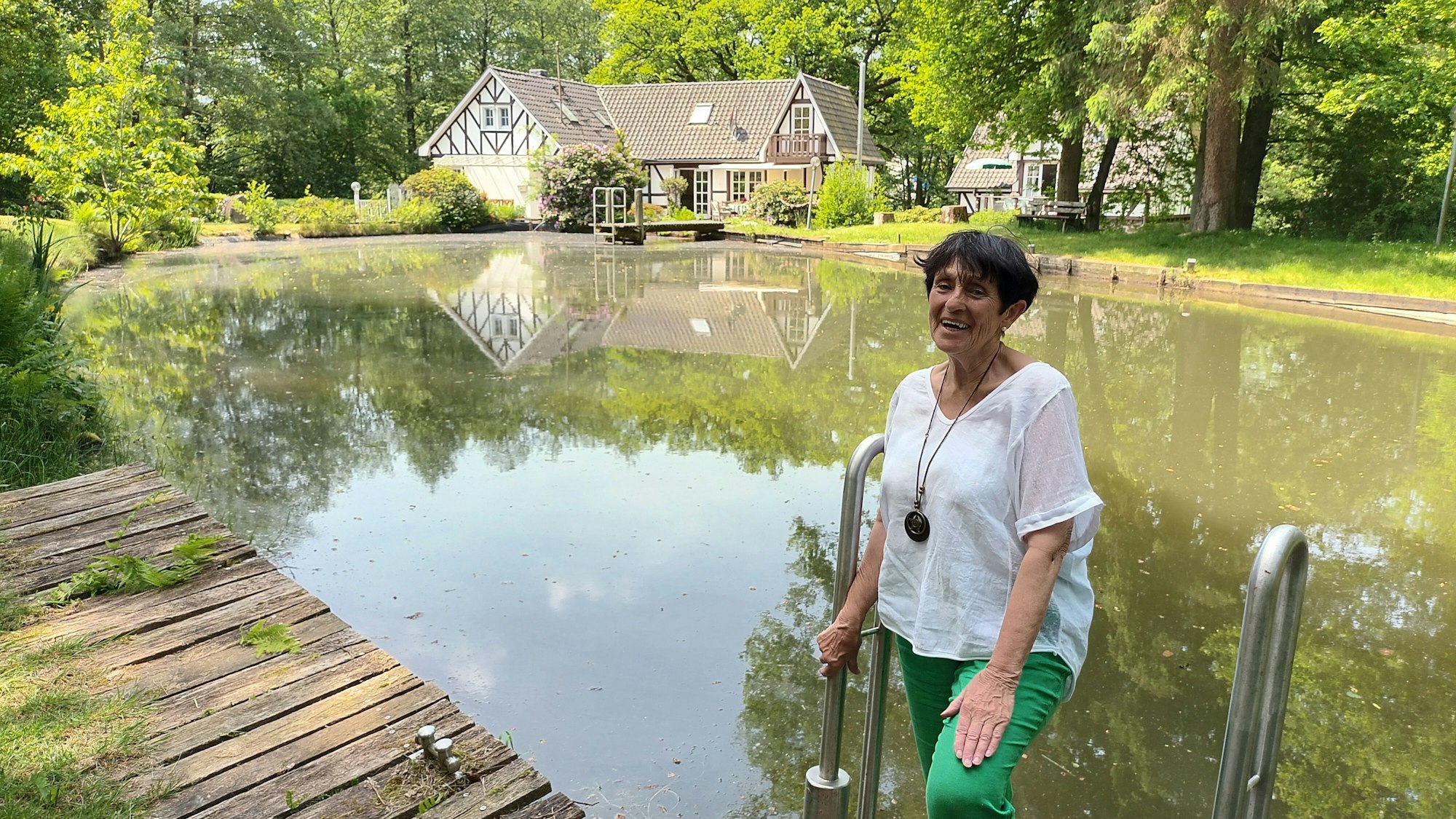 Der vom Wahnbach gespeiste Mühlteich an der Altenhofer Mühle wurde zum Schwimmteich umfunktioniert, berichtet Besitzerin Elisabeth Diederichs.