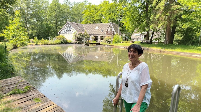 Der vom Wahnbach gespeiste Mühlteich an der Altenhofer Mühle wurde zum Schwimmteich umfunktioniert, berichtet Besitzerin Elisabeth Diederichs.