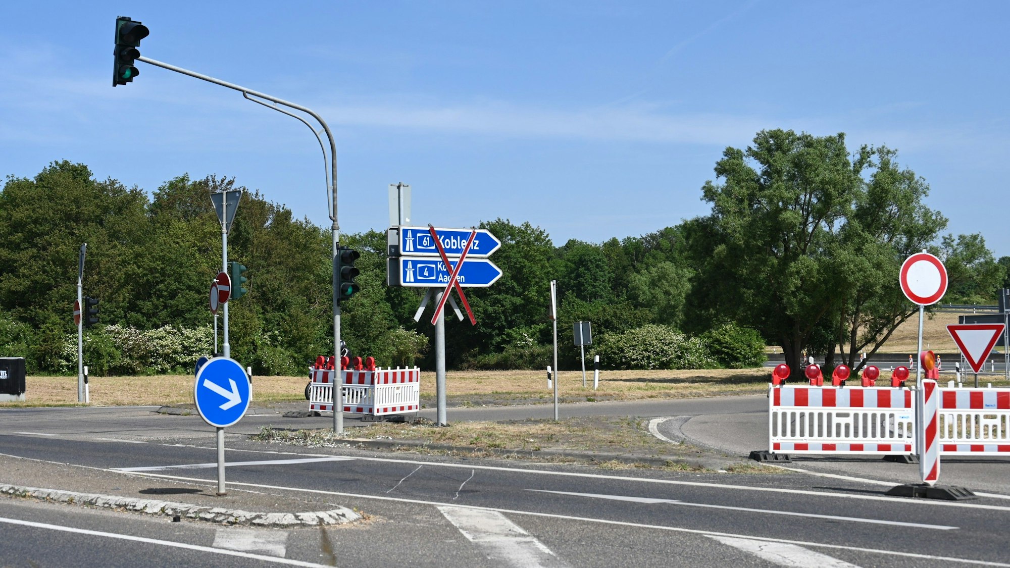 Das Foto zeigt die gesperrte Auffahrt zur A 61 und A 4 in Bergheim-Süd. Rot-weiße Baken sollen verhindern, dass Verkehrsteilnehmer dorthin abbiegen.