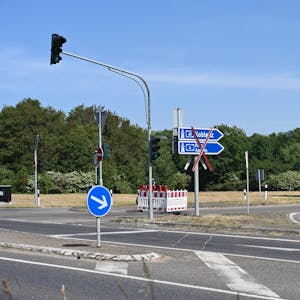 Das Foto zeigt die gesperrte Auffahrt zur A 61 und A 4 in Bergheim-Süd. Rot-weiße Baken sollen verhindern, dass Verkehrsteilnehmer dorthin abbiegen.