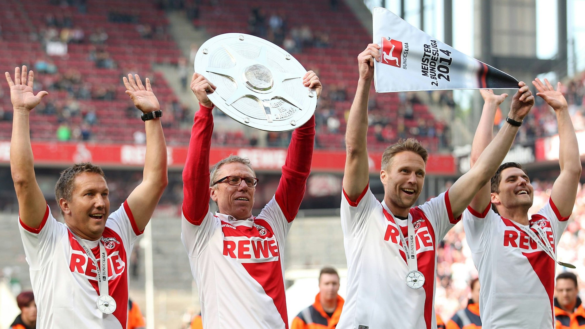 Das Trainer-Team von Peter Stöger feiert die Meisterschaft in der 2. Bundesliga.