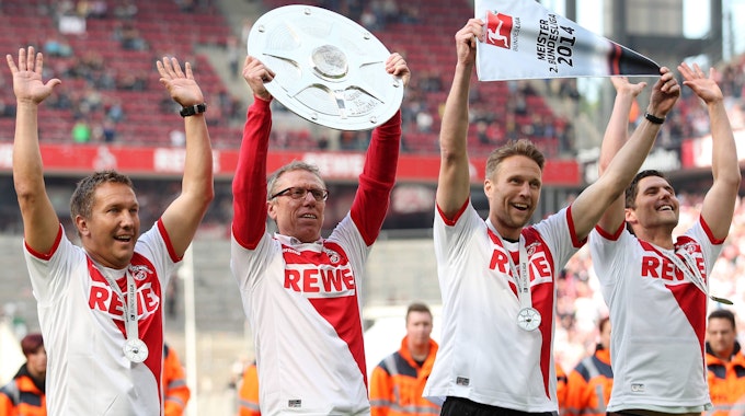 Das Trainer-Team von Peter Stöger feiert die Meisterschaft in der 2. Bundesliga.&nbsp;