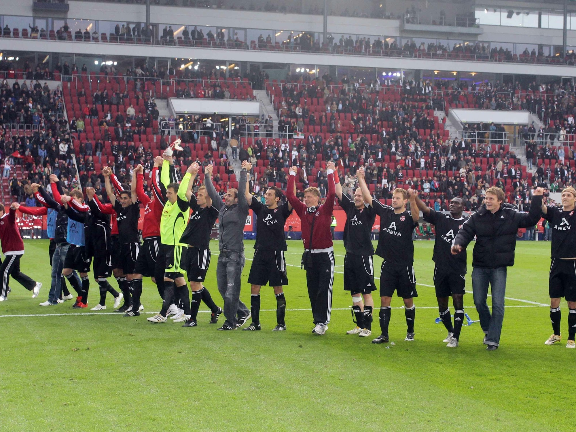 Die Mannschaft des 1. FC Nürnberg feiert nach dem Sieg über Augsburg am 16. Mai 2010 den Klassenerhalt.
