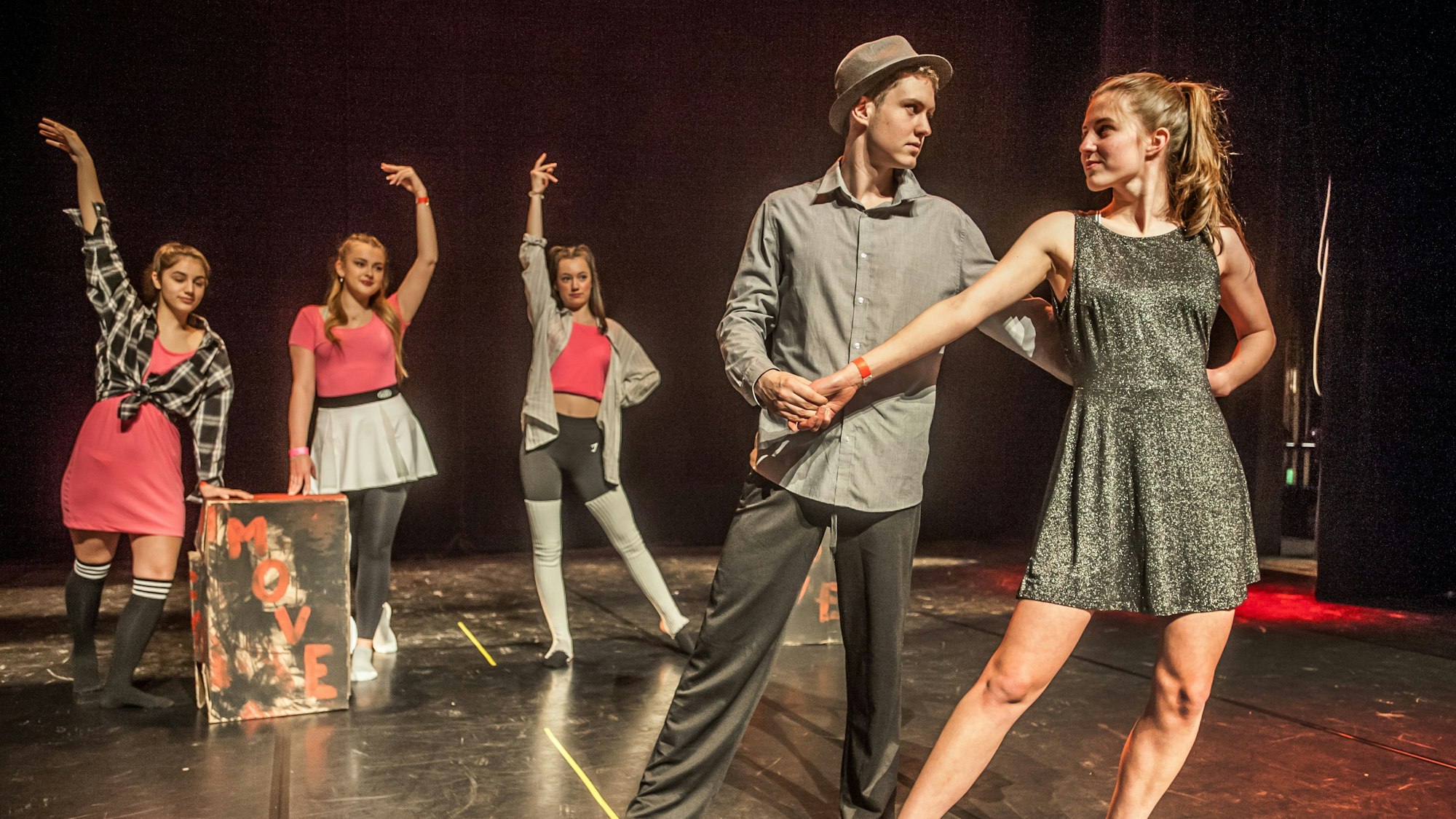 Tänzer des Theaterstücks „Move“ auf der Bühne im Erholungshaus Leverkusen