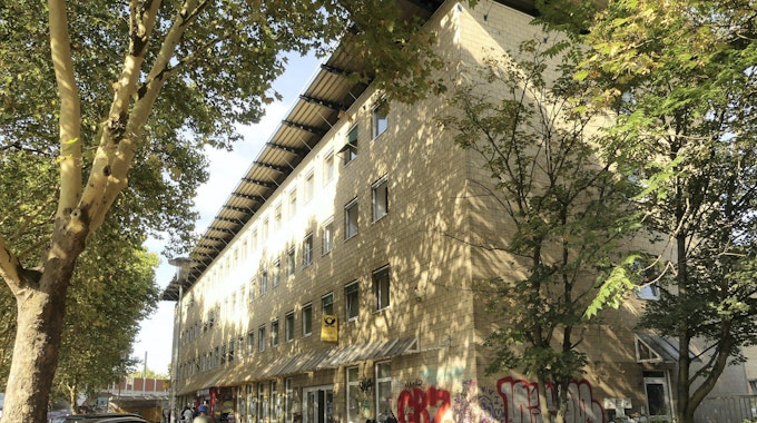 Das Bürogebäude am Ehrenfeldgürtel 125 wird zum Teil noch von der Post genutzt. Es soll erweitert und zu Wohnungen und einem Hotel umgebaut werden. Foto: Rösgen