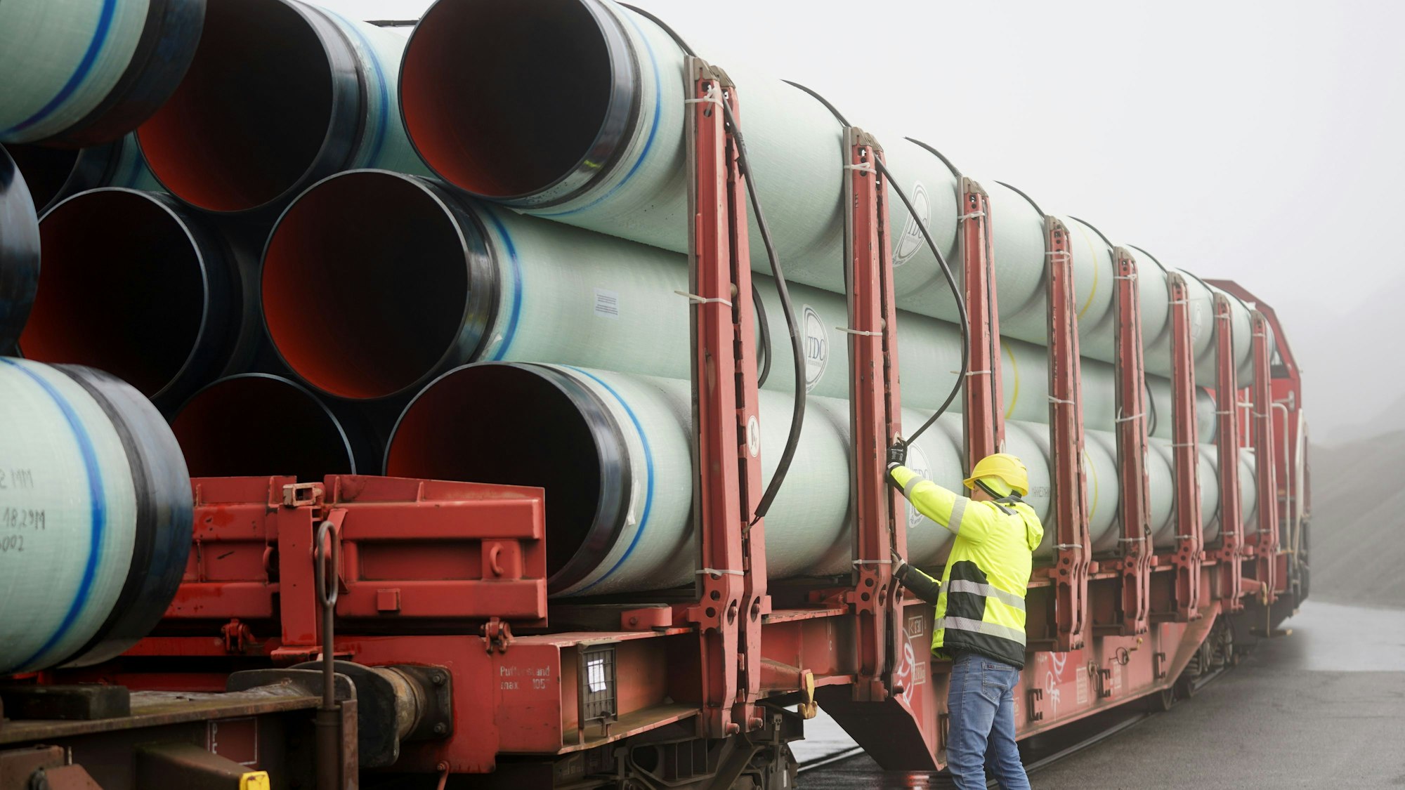 Mehrere Rohre für eine Pipeline werden auf einem Lkw befestigt. (Symbolbild)