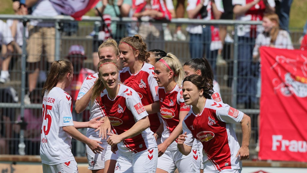 FC-Stürmerin Mandy Islacker bejubelt gemeinsam mit ihren Mitspielerinnen ihr Tor zum 1:1-Ausgleich gegen Essen am 28. Mai 2023.