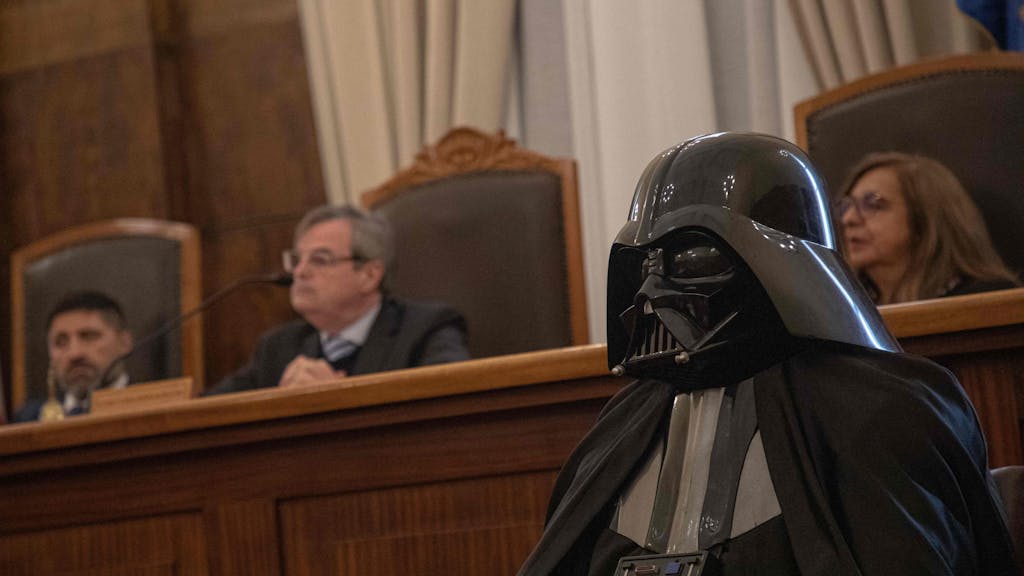 Eine als Darth Vader verkleidete Person in einem Gerichtssaal.