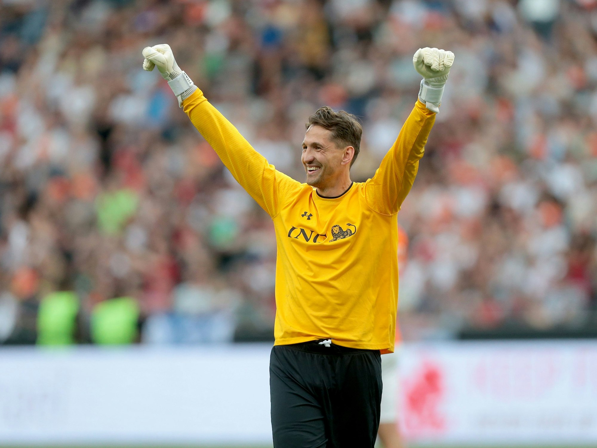 Rene Adler freut sich während des Champions for Charity 2022 Benefizspiels in Frankfurt, indem er die Arme in die Höhe reckt.