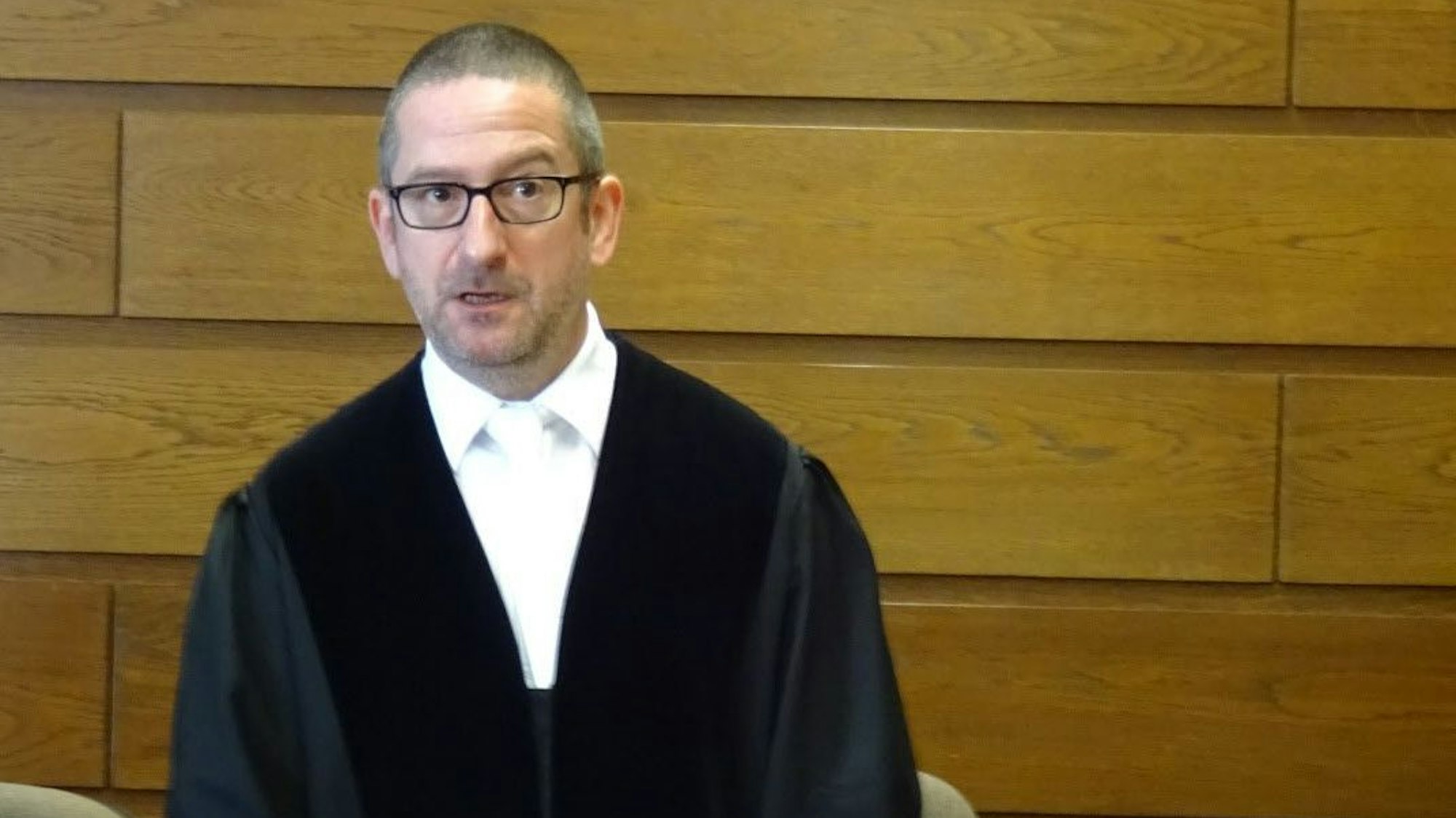 Der Vorsitzende Richter Harald Helmes ließ die Schussabgabe im Kölner Landgericht durchführen.