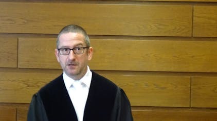 Der Vorsitzende Richter Harald Helmes ließ die Schussabgabe im Kölner Landgericht durchführen.