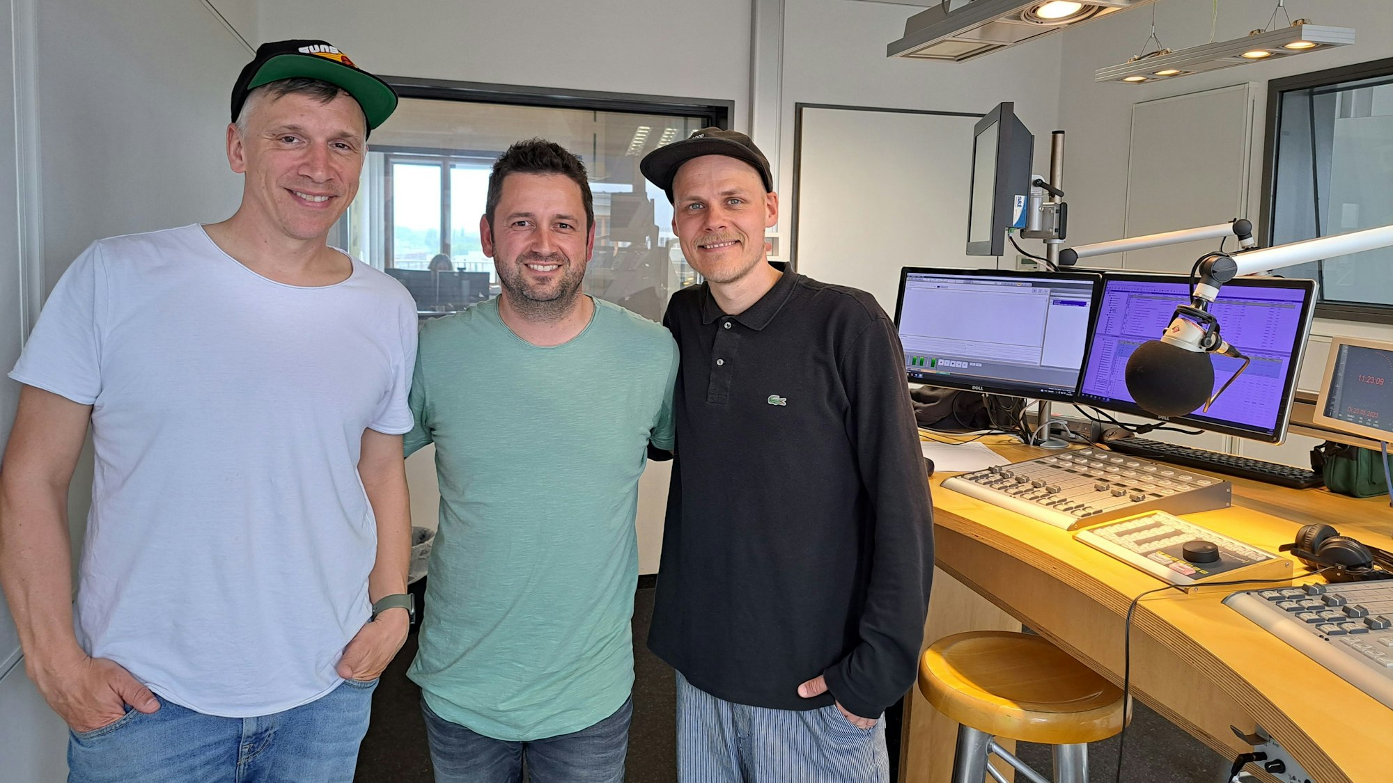 Bastian Campmann, Gastgeber Dominik Becker und Oliver Niesen beim Podcast.