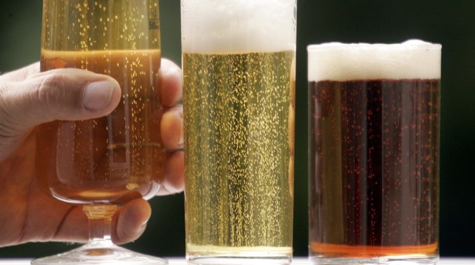 Biergläser mit Pils, Kölsch und Altbier stehen auf einem Tisch.