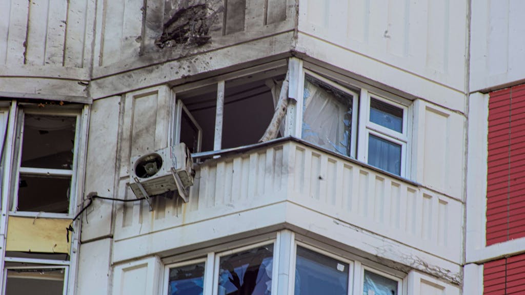 Ein Gebäude in Moskau, das durch eine Drohne beschädigt wurde.