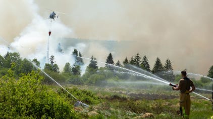 Die Feuerwehr versucht mit einem Hubschrauber einen Moorbrand im deutsch-belgischen Grenzgebiet bei Aachen zu löschen. Das Feuer sei auf belgischer Seite im Hohen Venn ausgebrochen, teilte am 30. Mai 2023 die Städteregion Aachen mit.