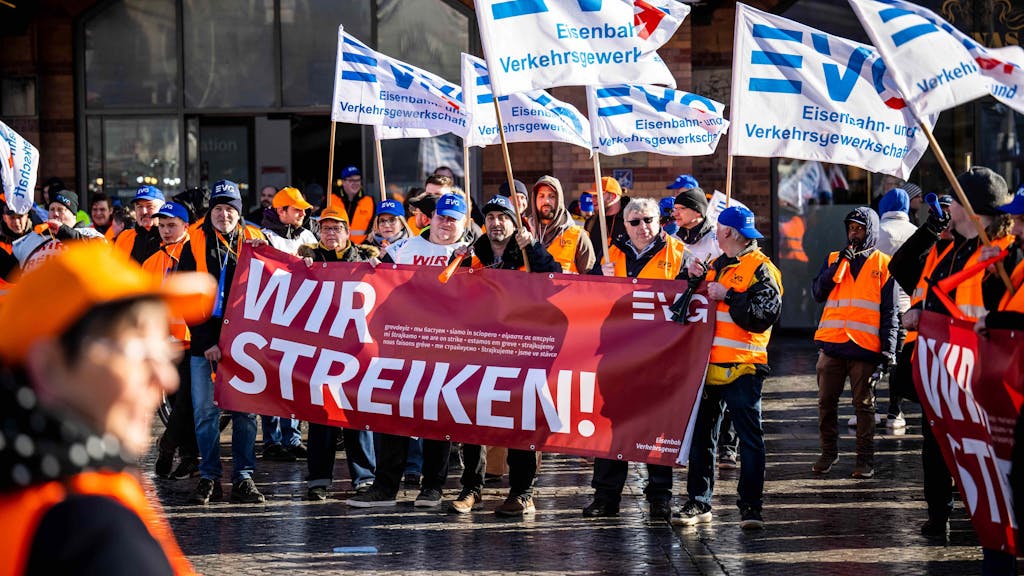 Demonstranten der Eisenbahn- und Verkehrsgewerkschaft (EVG) stehen im März 2023 mit Plakaten vor dem Hauptbahnhof in Bremen.