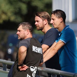1. FC Köln, Training, von links: Steffen Baumgart, Thomas Kessler, Christian Keller (1. FC Köln), 04.09.2022, Bild: Herbert Bucco