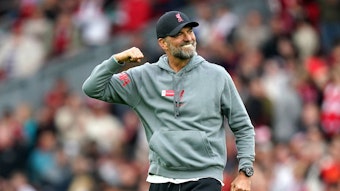 Jürgen Klopp, Trainer des englischen Premier-League-Klubs FC Liverpool, hier zu sehen am 6. Mai 2023. Klopp macht eine Geste mit seinem rechten Arm.