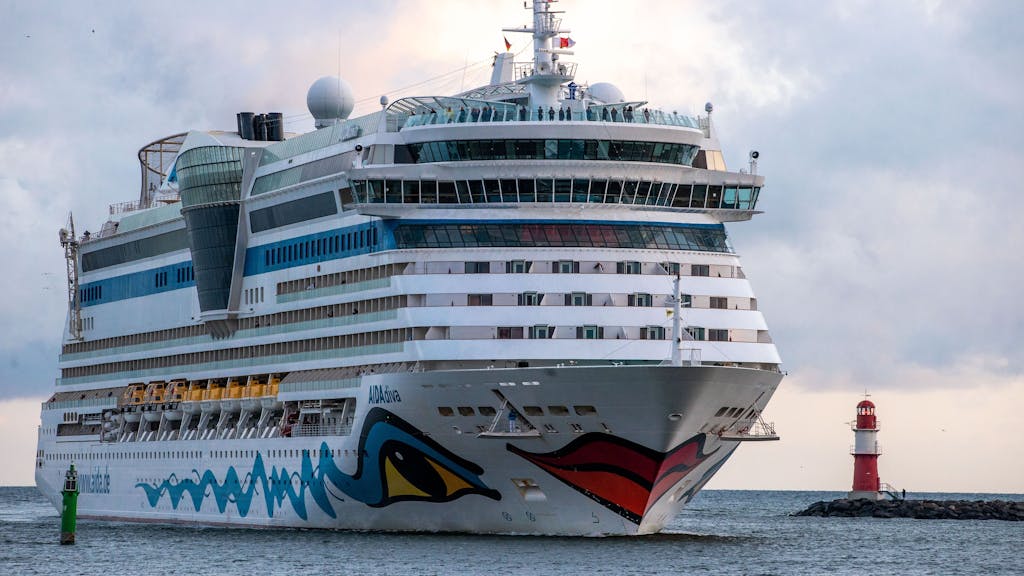 Das Kreuzfahrtschiff „Aida Diva“ läuft in den Hafen von Rostock ein.