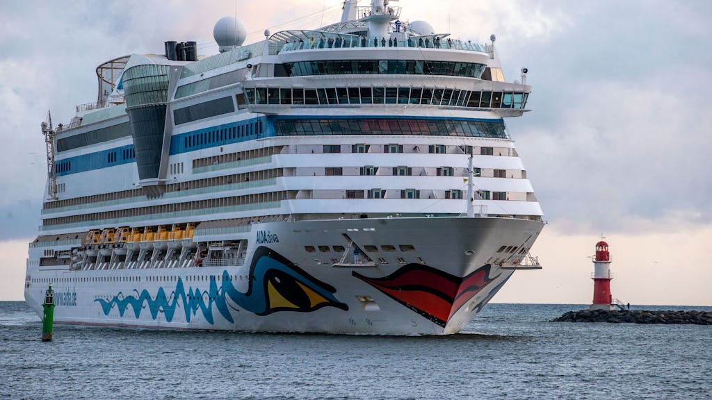 Das Kreuzfahrtschiff „Aida Diva“ läuft in den Hafen von Rostock ein.