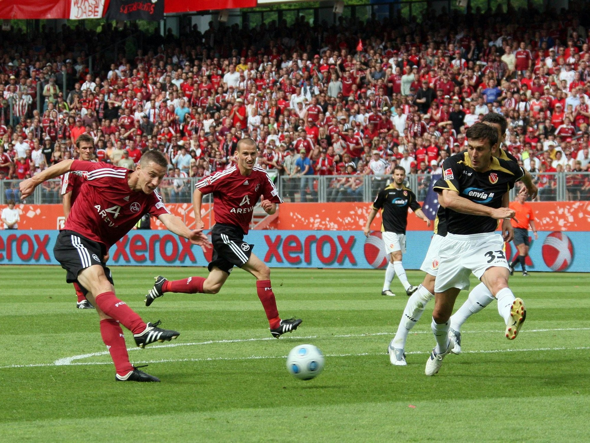 Marek Mintal (Nürnberg, li.) erzielt das 2:0 gegen Mario Cvitanovic (Cottbus) im Relegationsspiel am 31. Mai 2009.
