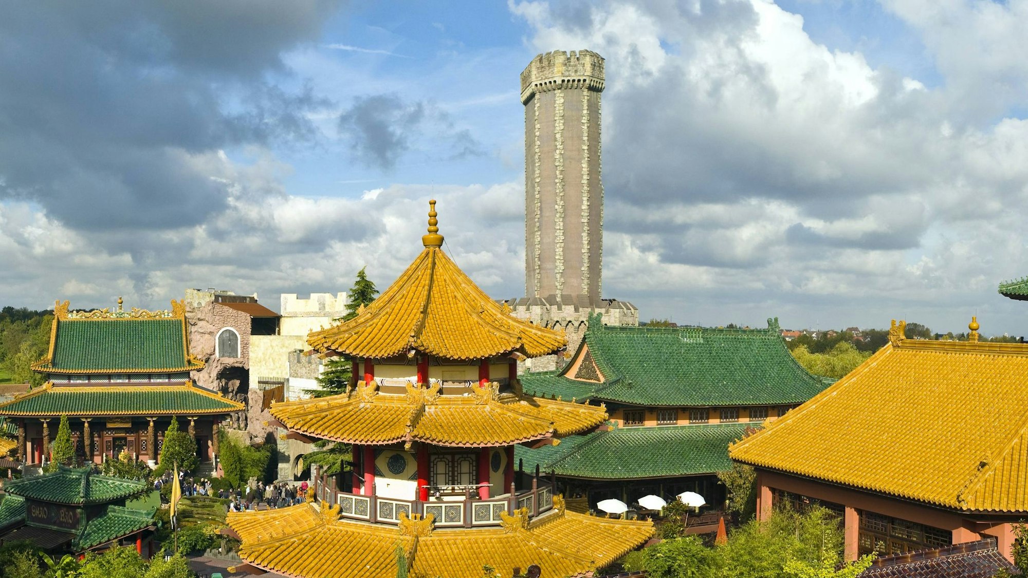 Das Mystery Castle im Phantasialand, im Vordergrund die Skyline von China Town.